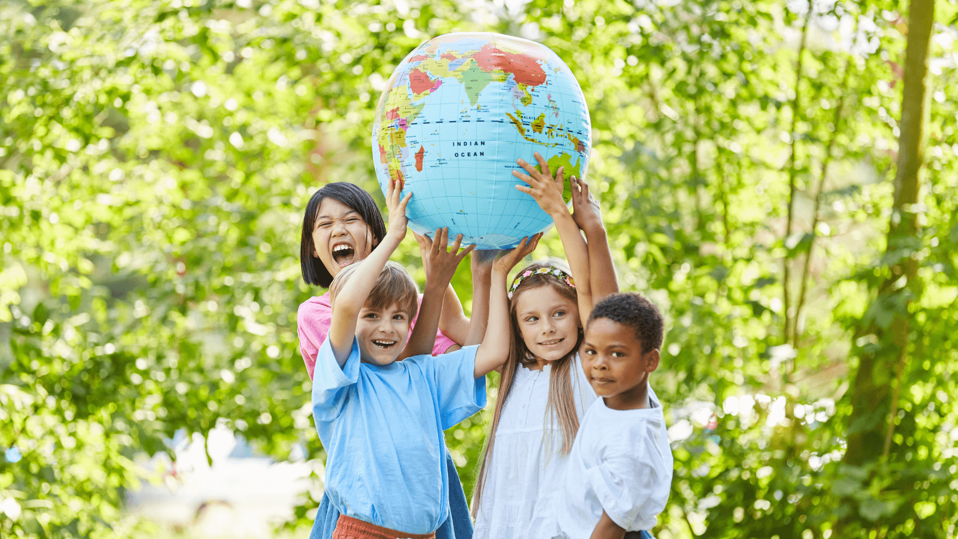 Imagem crianças segurando um globo terrestre